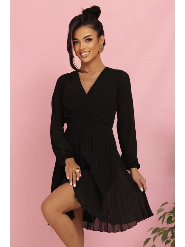 numoco ISABELLE Polské skládané šaty s dlouhým rukávem a výstřihem - černé
