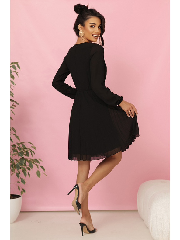 numoco ISABELLE Polské skládané šaty s dlouhým rukávem a výstřihem - černé