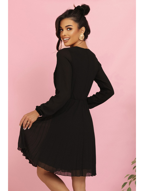 numoco ISABELLE Polské skládané šaty s dlouhým rukávem a výstřihem - černé