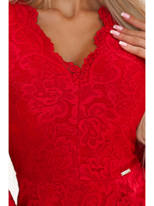 numoco Krajkové šaty s dlouhým rukávem a výstřihem - červené Numoco