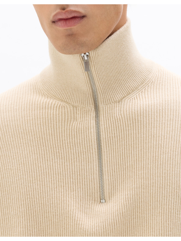 Celio Svetr Newthem se stojáčkem