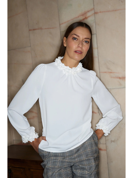 Moodo Bílá košile s ozdobným výstřihem Moodo