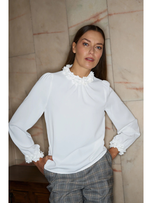 Moodo Bílá košile s ozdobným výstřihem Moodo
