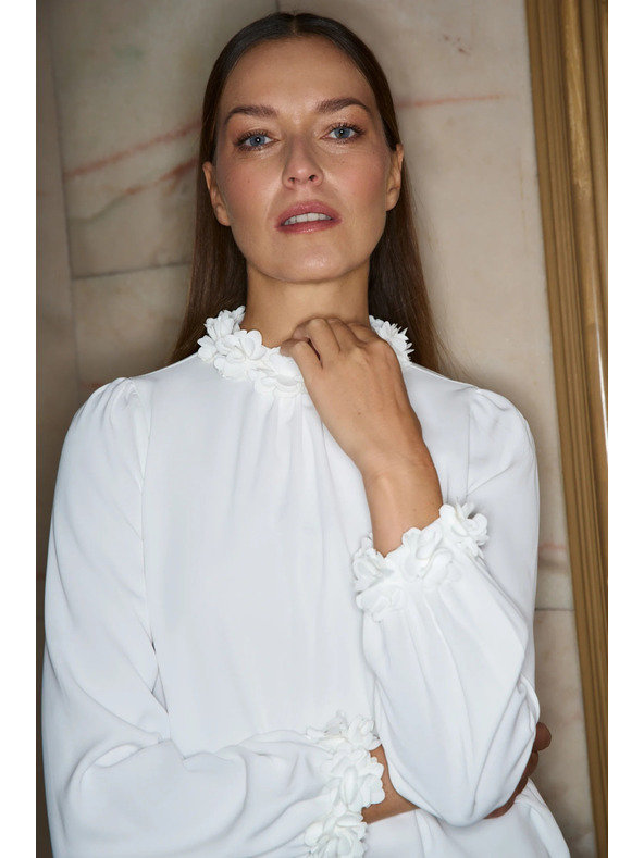 Moodo Bílá košile s ozdobným výstřihem Moodo