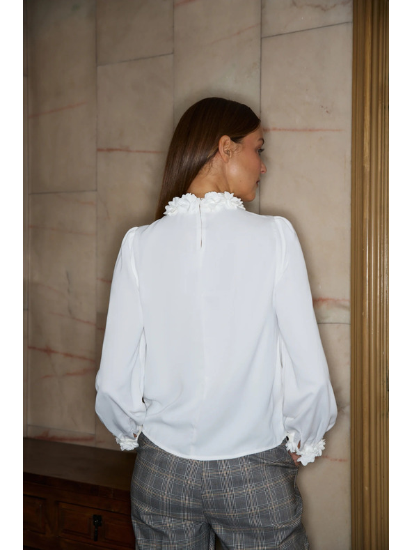 Moodo Bílá košile s ozdobným výstřihem Moodo