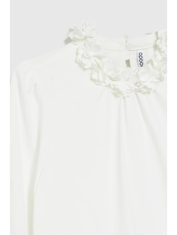 Moodo Bílá košile s ozdobným výstřihem Moodo