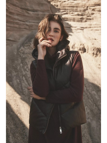 Moodo Prošívaná vesta s kapucí hnědá Moodo