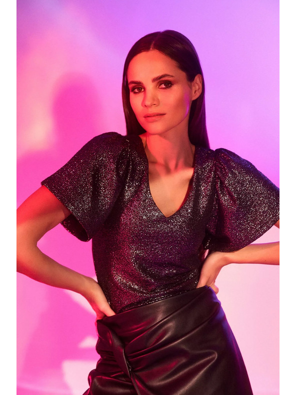 Moodo Blůzka s výstřihem do véčka a nadýchané krátké rukávy černá Moodo