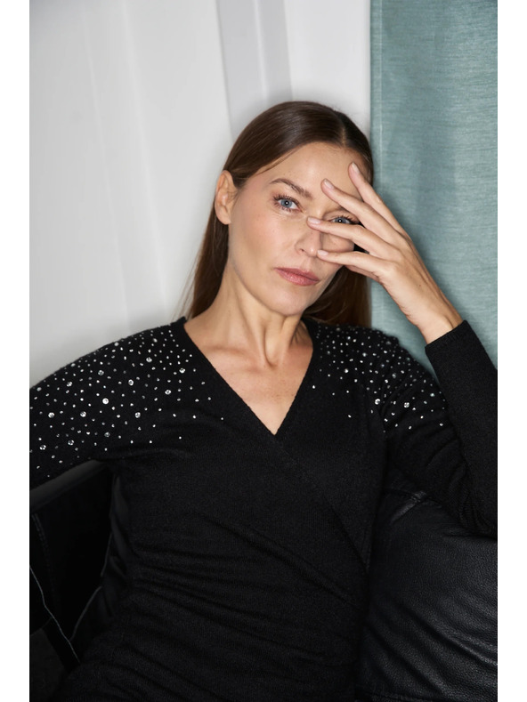 Moodo Přiléhavé černé šaty s ozdobou Moodo