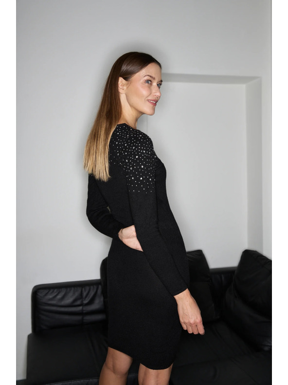 Moodo Přiléhavé černé šaty s ozdobou Moodo