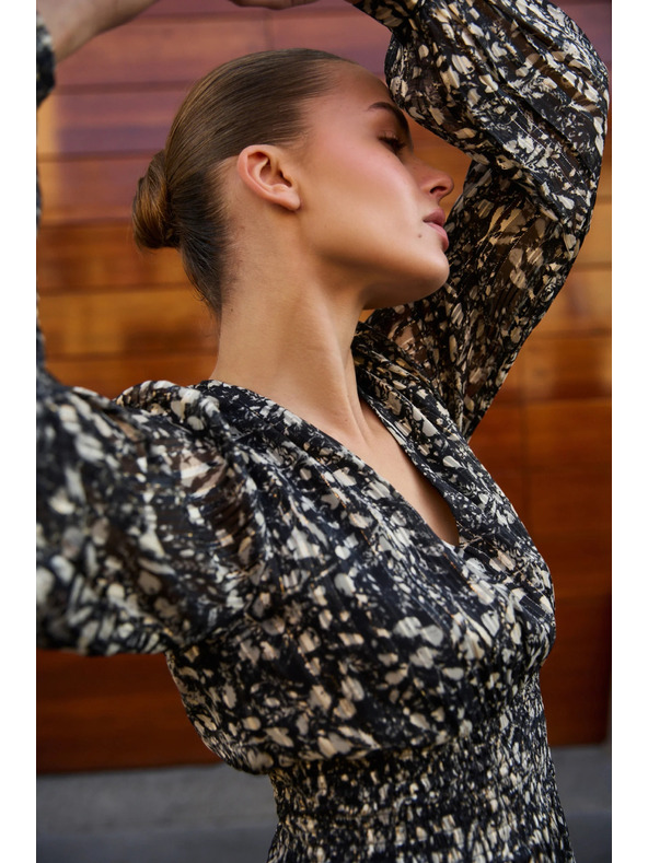 Moodo Vzorované šaty s výstřihem černé Moodo