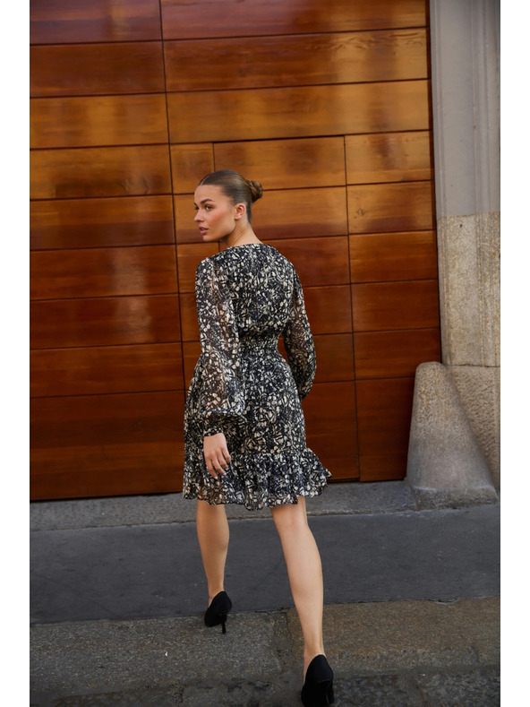 Moodo Vzorované šaty s výstřihem černé Moodo