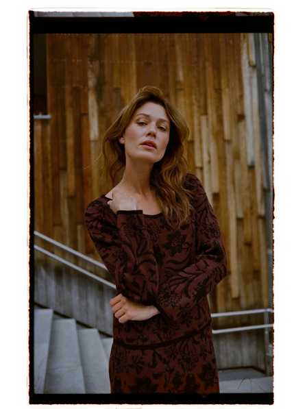 Moodo Hnědý svetr s rostlinným vzorem Moodo