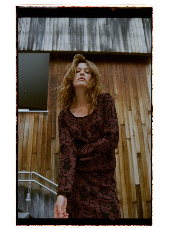 Moodo Hnědý svetr s rostlinným vzorem Moodo