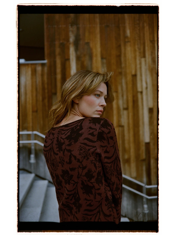 Moodo Hnědý svetr s rostlinným vzorem Moodo