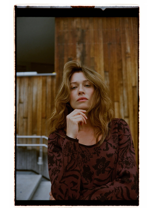 Moodo Hnědý svetr s rostlinným vzorem Moodo