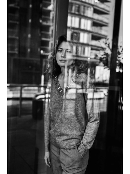 Moodo Hnědý svetr s ozdobným výstřihem Moodo