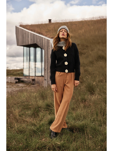 Moodo Černý kardigan s květinovou aplikací Moodo