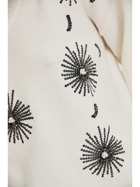 Moodo Bílý svetr s flitry Moodo
