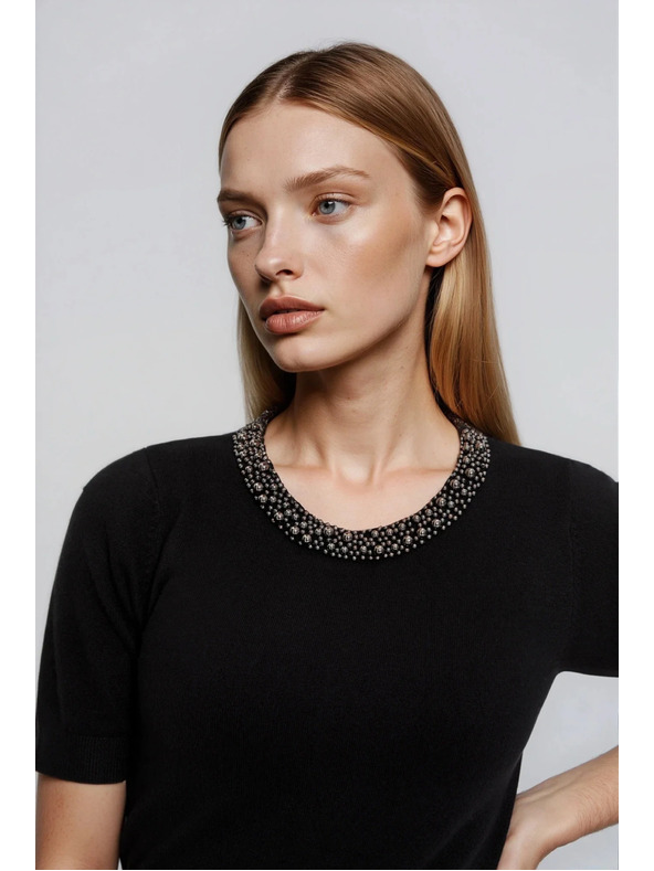 Moodo Černý svetr s ozdobným výstřihem Moodo