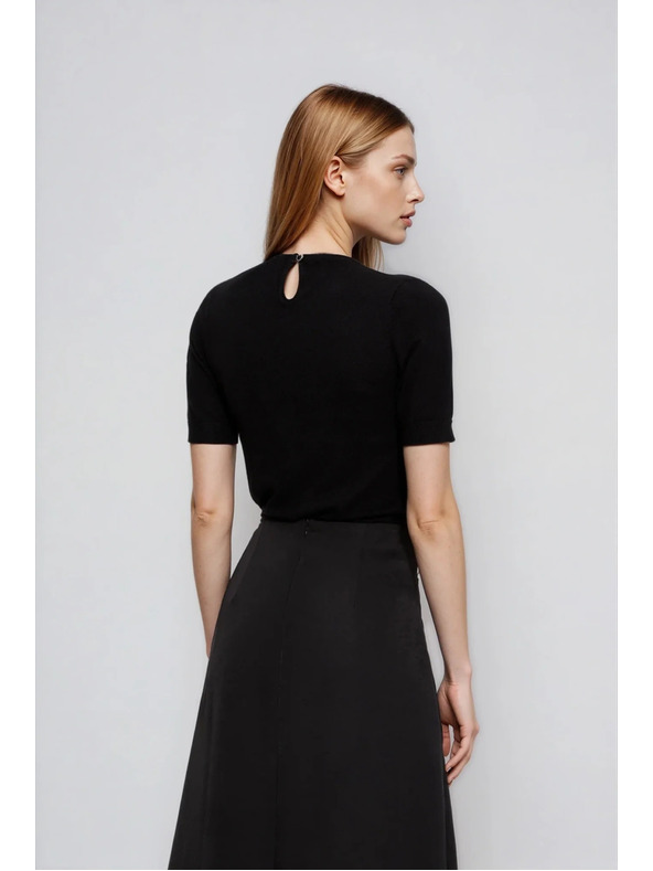 Moodo Černý svetr s ozdobným výstřihem Moodo