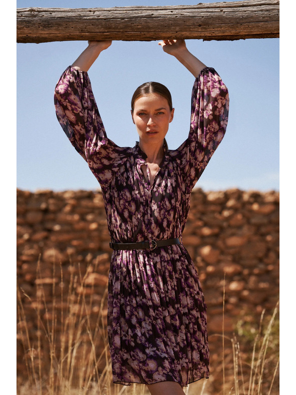 Moodo Plisované šaty s páskem hnědé Moodo