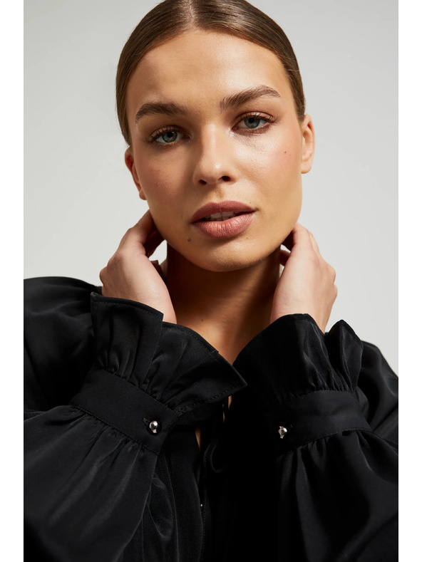 Moodo Černá košile s nabíranými rukávy a vázaným výstřihem Moodo