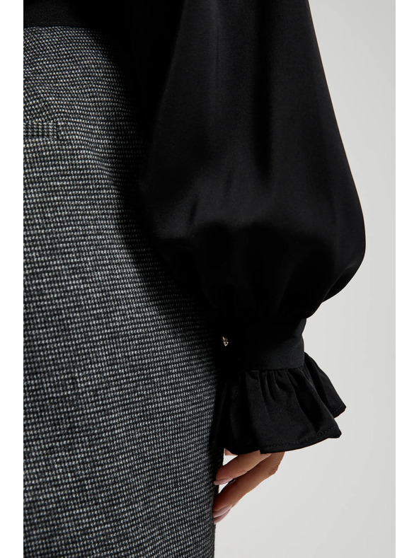 Moodo Černá košile s nabíranými rukávy a vázaným výstřihem Moodo