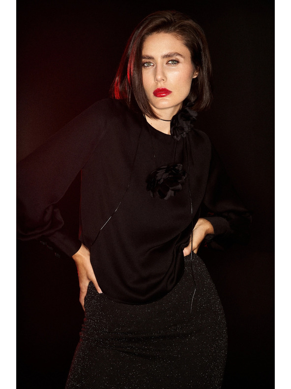 Moodo Elegantní košile černá s nabíranými rukávy Moodo