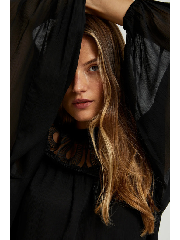 Moodo Černá košile s ozdobným výstřihem Moodo