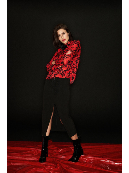 Moodo Černá sukně s ozdobnou růží a rozparkem Moodo