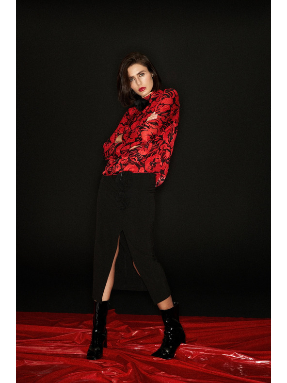 Moodo Černá sukně s ozdobnou růží a rozparkem Moodo