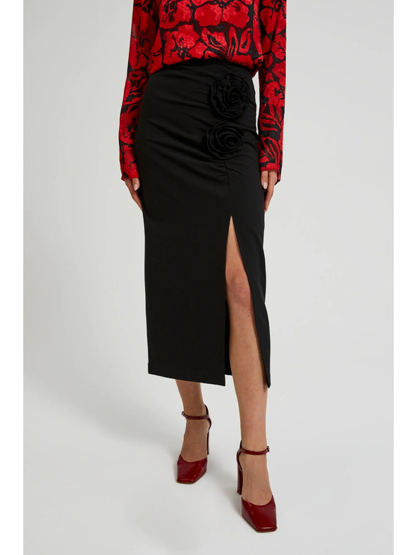 Moodo Černá sukně s ozdobnou růží a rozparkem Moodo