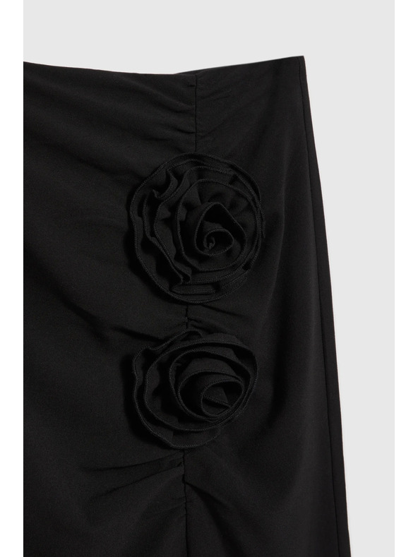Moodo Černá sukně s ozdobnou růží a rozparkem Moodo