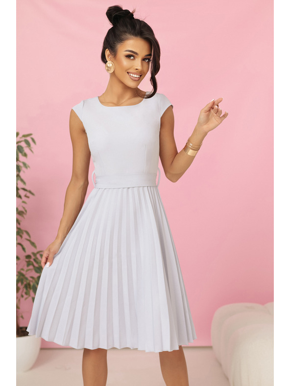 numoco LILA Plisované šaty s krátkým rukávem a páskem - šedé