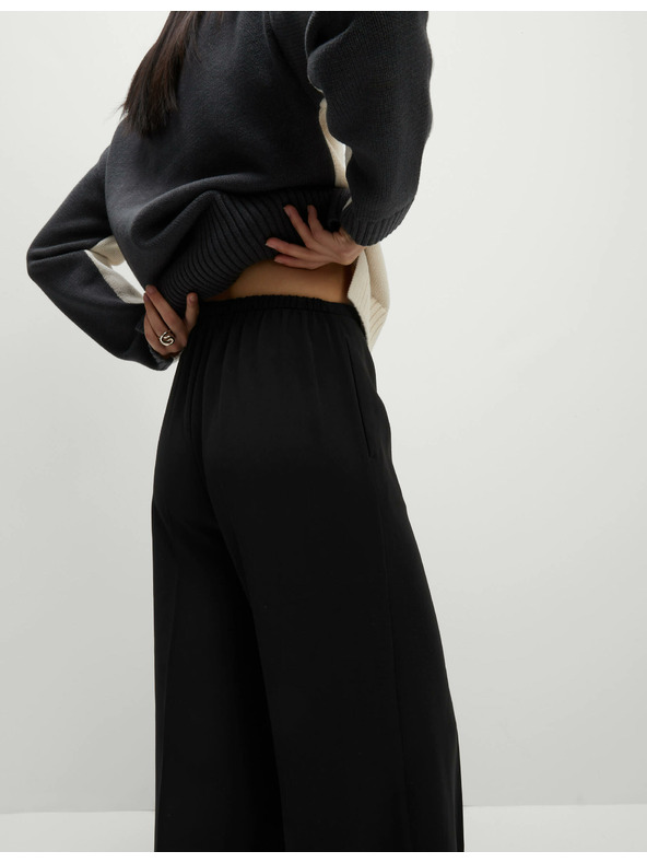 Marks & Spencer Krepové kalhoty se širokými nohavicemi a elastickým pasem Marks & Spencer černá