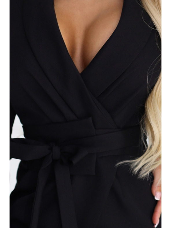 numoco Elegantní saková šaty s páskem a asymetrickým lemem - černé