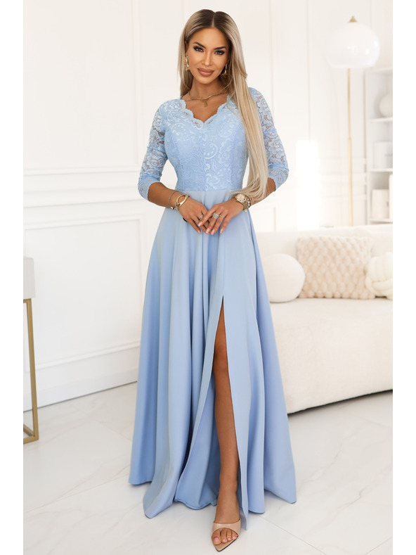 numoco AMBER Elegantní dlouhé krajkové šaty s výstřihem - světle modré