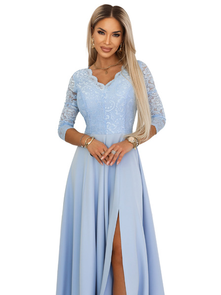 numoco AMBER Elegantní dlouhé krajkové šaty s výstřihem - světle modré