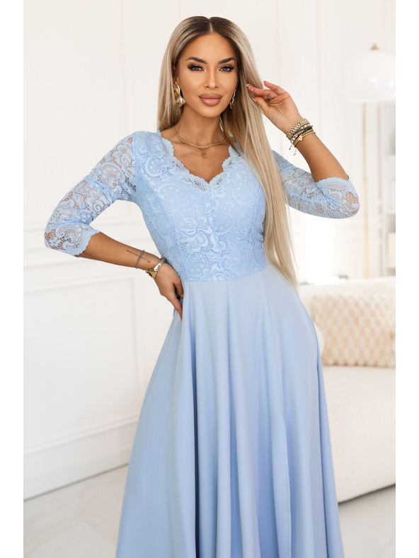 numoco AMBER Elegantní dlouhé krajkové šaty s výstřihem - světle modré