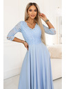 numoco AMBER Elegantní dlouhé krajkové šaty s výstřihem - světle modré