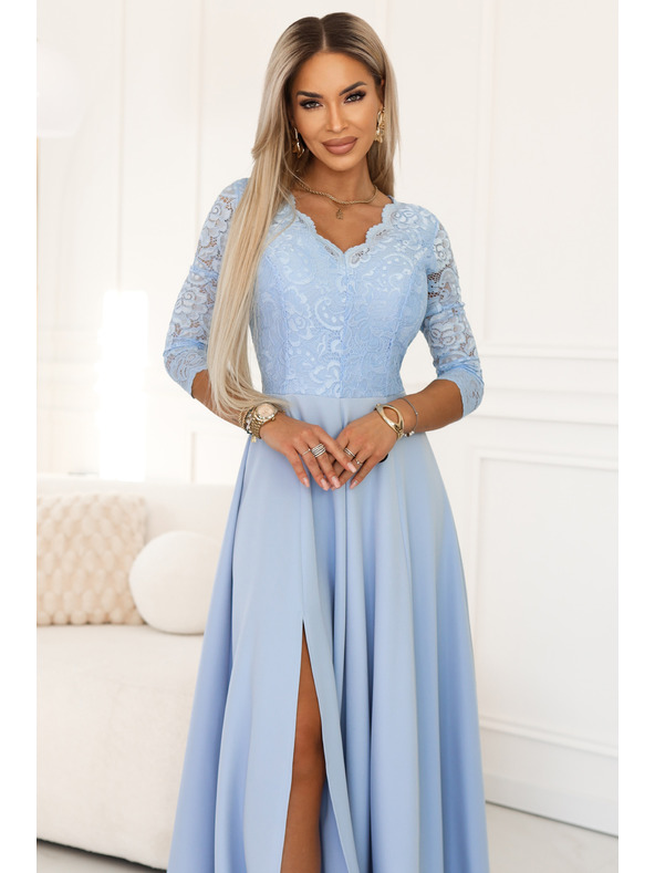 numoco AMBER Elegantní dlouhé krajkové šaty s výstřihem - světle modré
