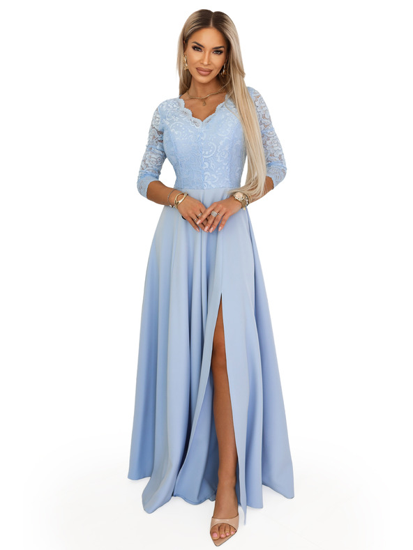 numoco AMBER Elegantní dlouhé krajkové šaty s výstřihem - světle modré