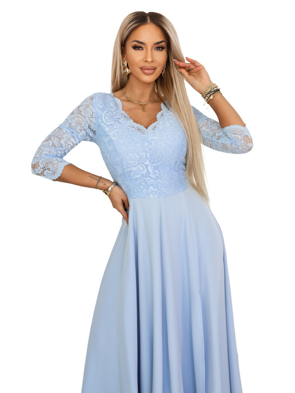 numoco AMBER Elegantní dlouhé krajkové šaty s výstřihem - světle modré