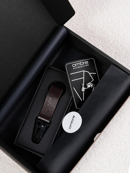 Ombre Clothing Pánská dárková sada v cestovním stylu - stříbrný špendlík a klíčenka - Z105 Ombre Clothing