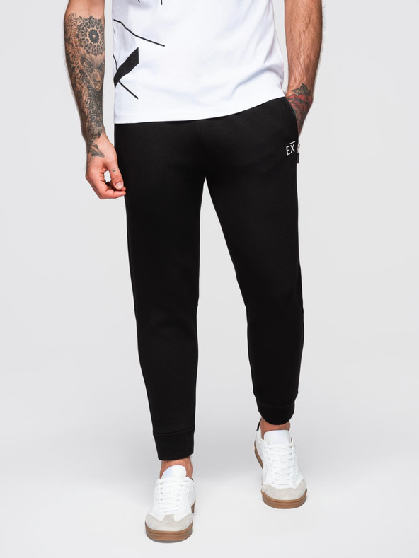 Ombre Clothing Pánské tepláky s žebrovanými nohavicemi a gumovým potiskem - černé V1 OM-PASK-0223 Ombre Clothing