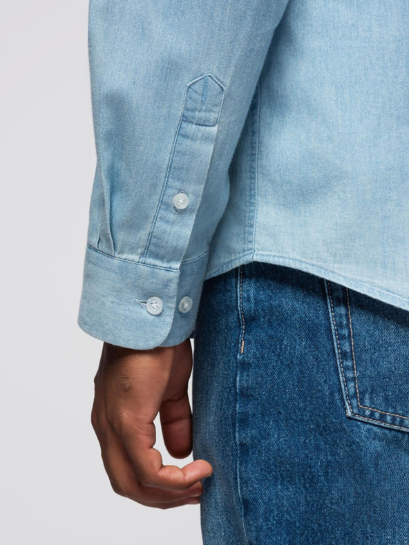 Ombre Clothing Pánská džínová košile s vyšívanou kapsou - světle modrá Ombre Clothing