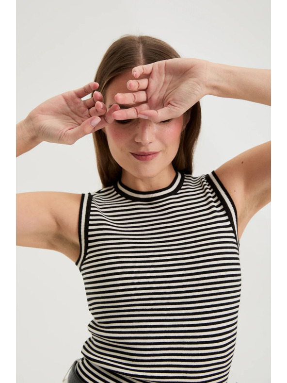 Moodo Top v pruzích bílo černý Moodo