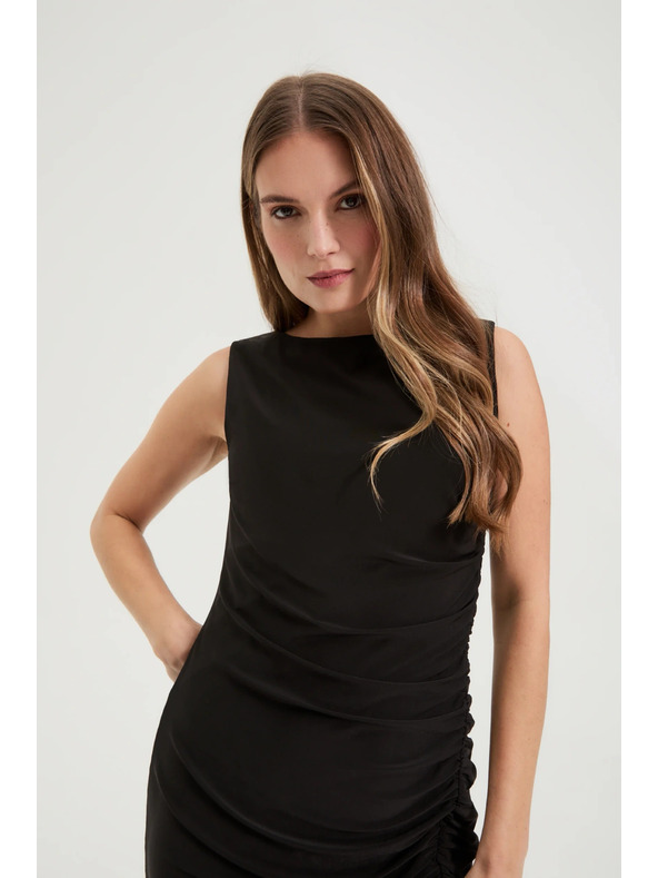 Moodo Přiléhavé šaty se sklady černé Moodo