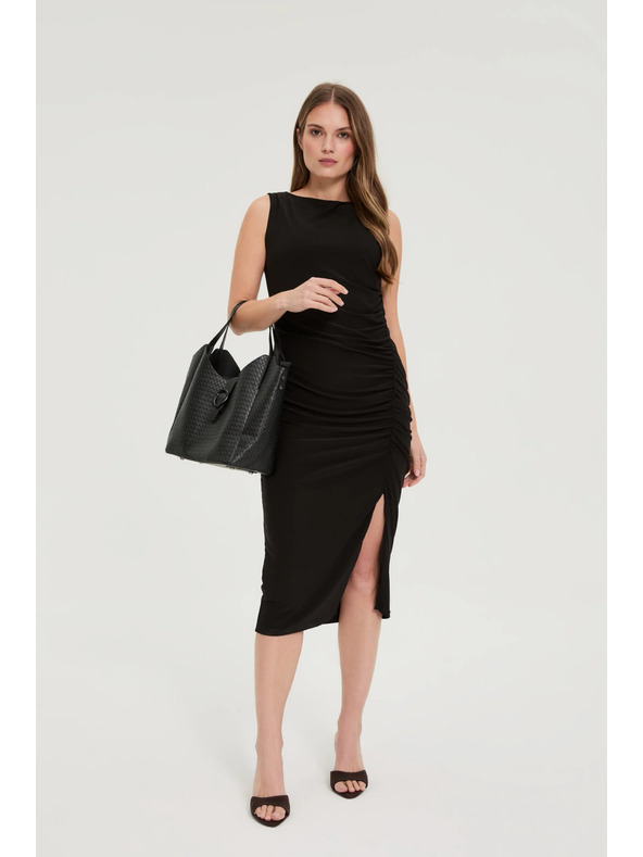 Moodo Přiléhavé šaty se sklady černé Moodo